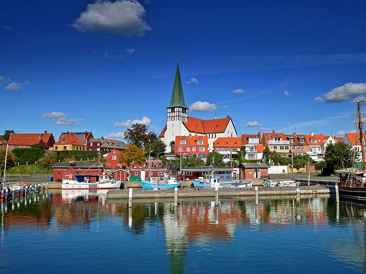Little boats docked at sea next to land in Nordholm