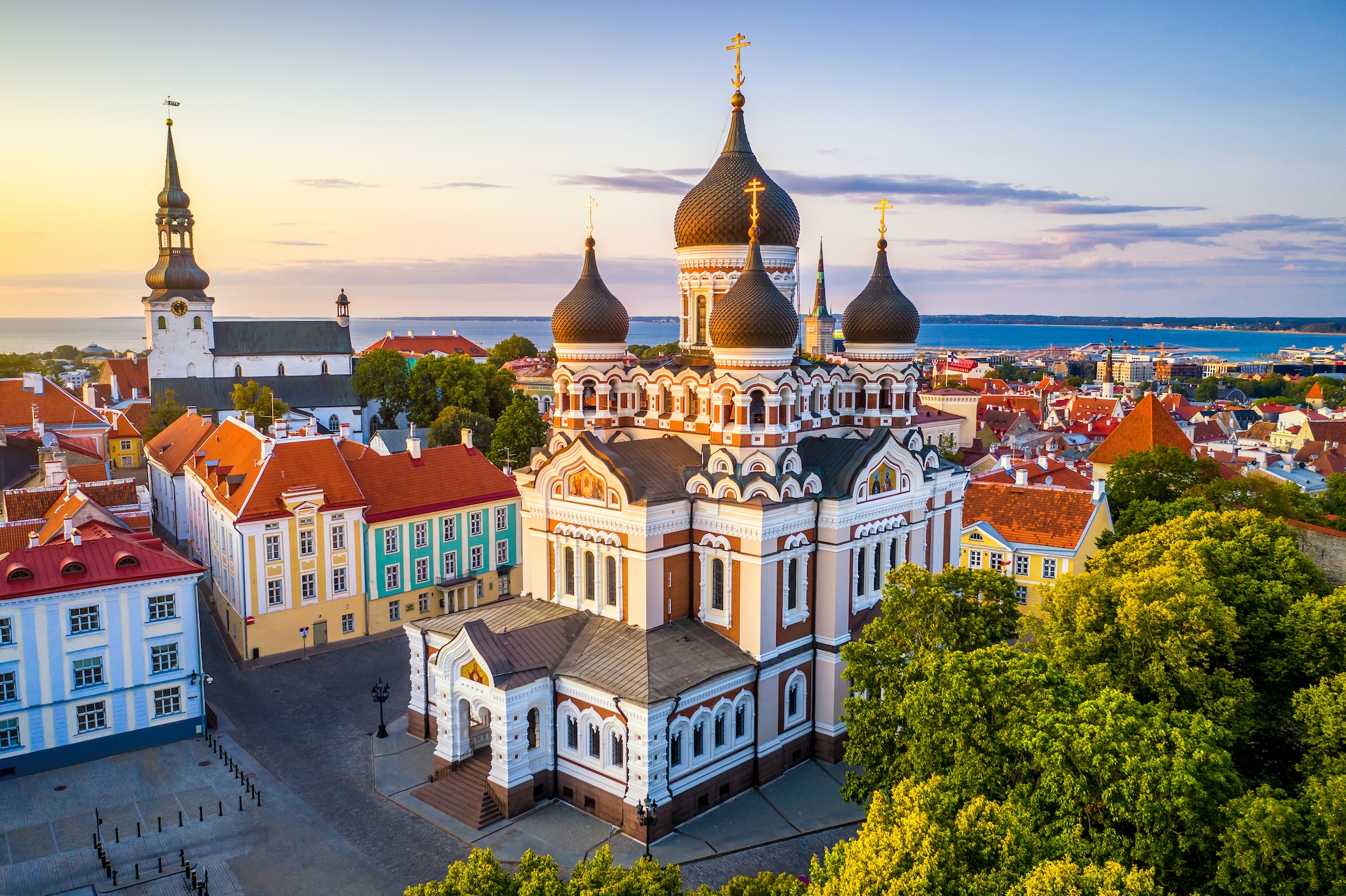 {"metadata_en_GB":{"alt-text":"aerial view of Alexander Nevsky cathedral and St Mary's Cathedral at sunset in Tallinn, Estonia"}}