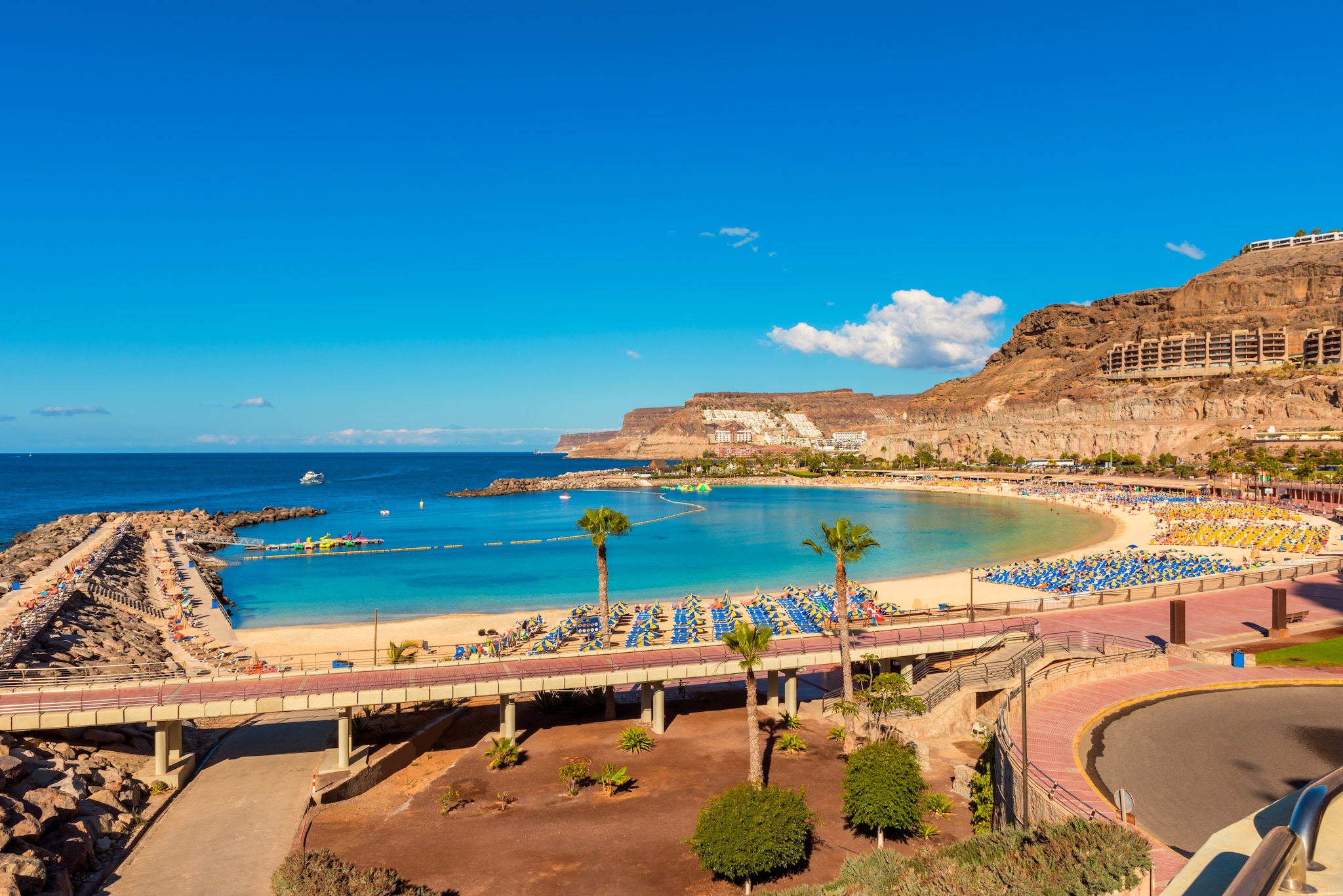 {"metadata_en_GB":{"alt-text":"Coastal village of Amadores, Gran Canaria, Canary Islands, Spain."}}