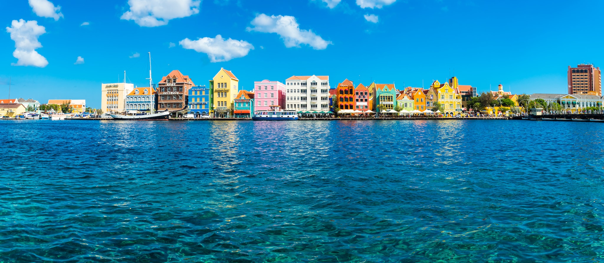 {"metadata_en_GB":{"alt-text":"Karibik, ehemalige niederländische Antillen, kleine Antillen, Curacao. Willemstad, Stadtteil Punda, Handelsarkade, historische Gebäude im niederländisch-karibischen Kolonialstil an der Uferpromenade, UNESCO-Weltkulturerbe, Penha"}}