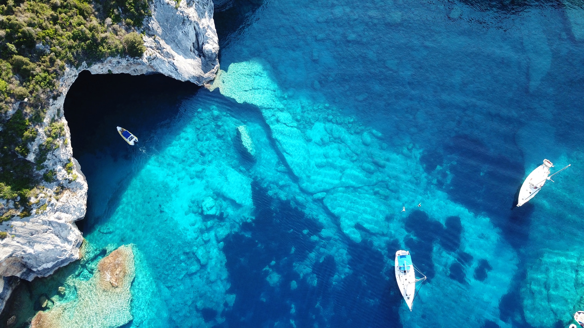 {"metadata_en_GB":{"alt-text":"Aerial drone photo of sail boats anchored in tropical Caribbean island paradise bay with white rock caves and turquoise clear sea; Shutterstock ID 1166039707; project: olly; job: ; client: pocruises; other: "}}