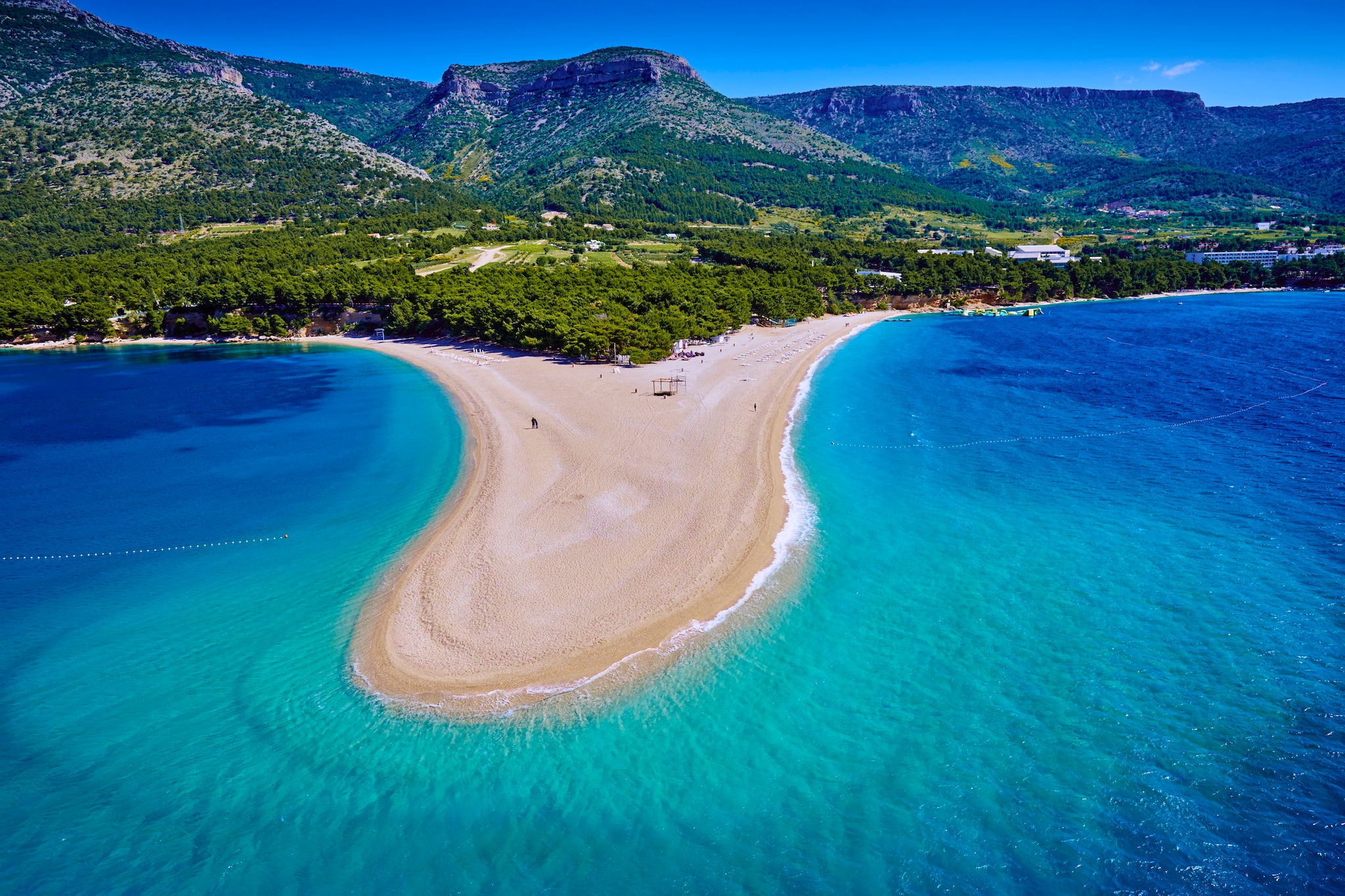 {"metadata_en_GB":{"alt-text":"Croatia, Dalmatia, Brac island, Bol, Zlatni Rat (Golden Cape) beach"}}