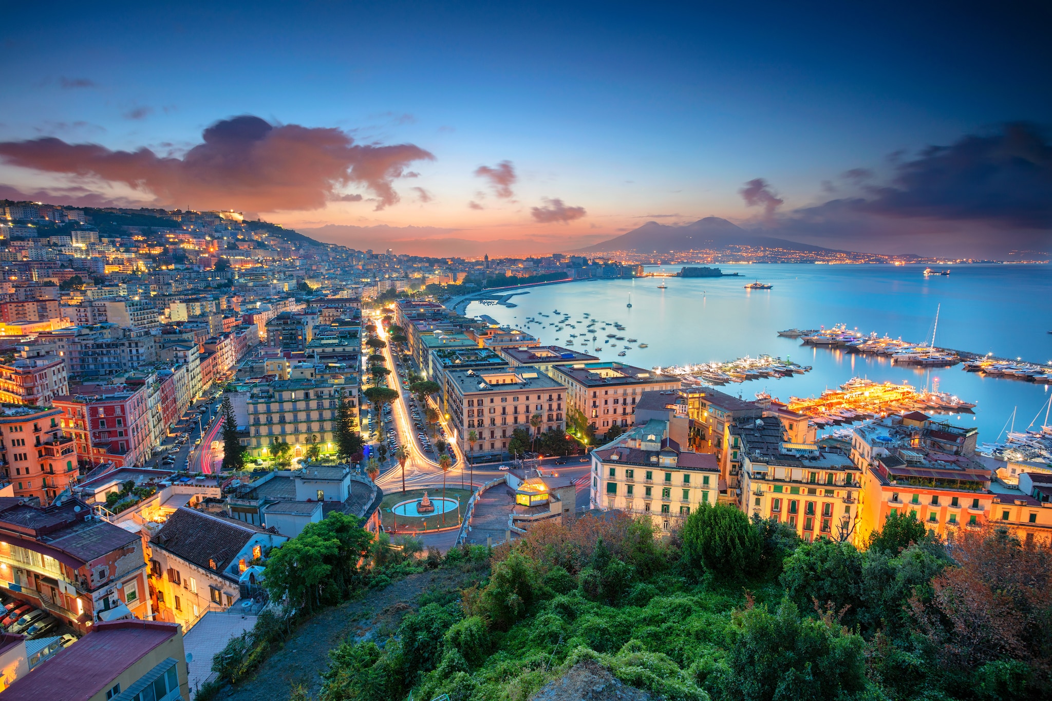 {"metadata_en_GB":{"alt-text":"Naples at night "},"metadata_en_AU":{"alt-text":"Naples at night "}}