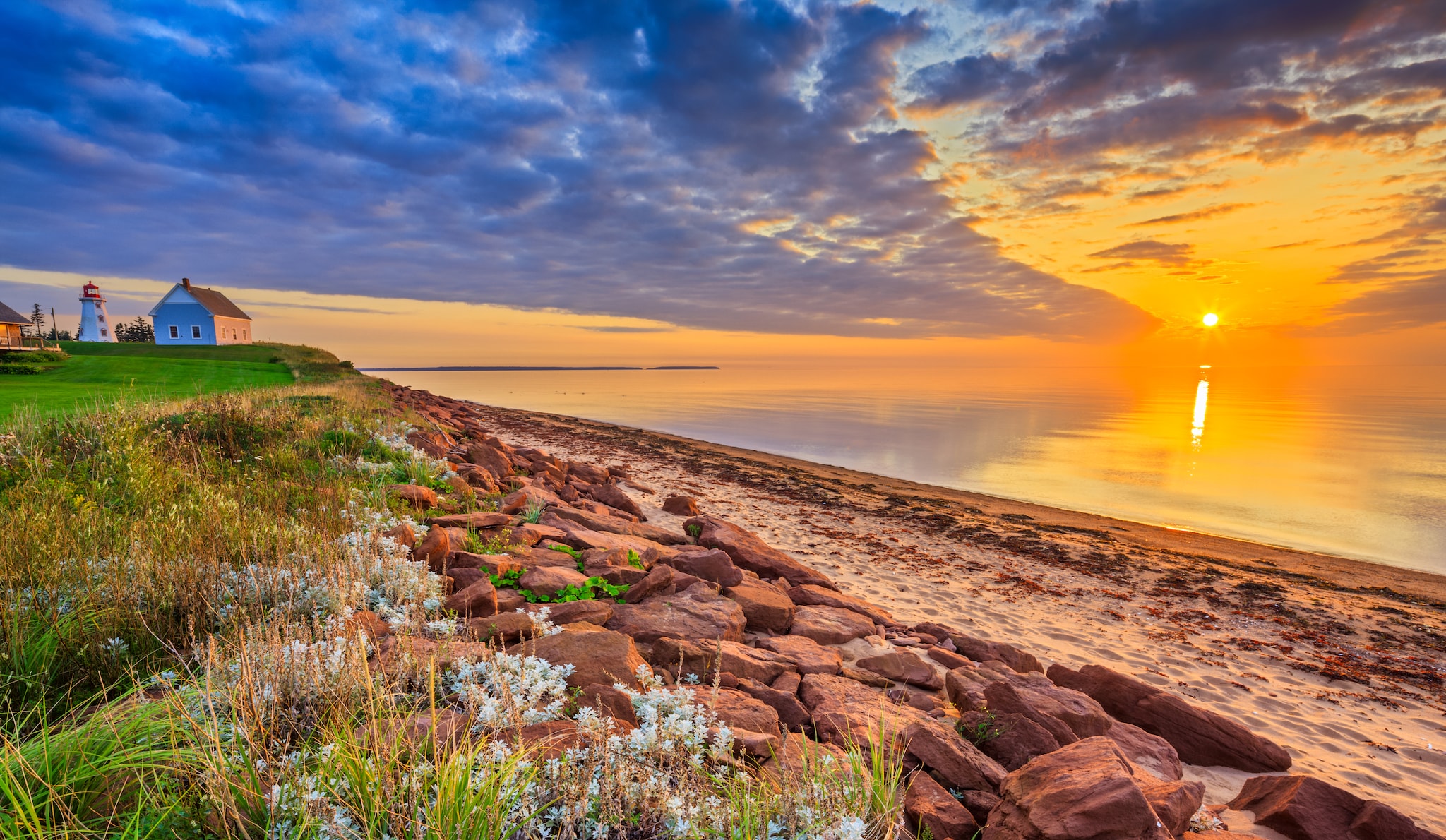 {"metadata_en_GB":{"alt-text":"Panmure head lighthouse at sunrise on Prince Edward Island, Canada"}}