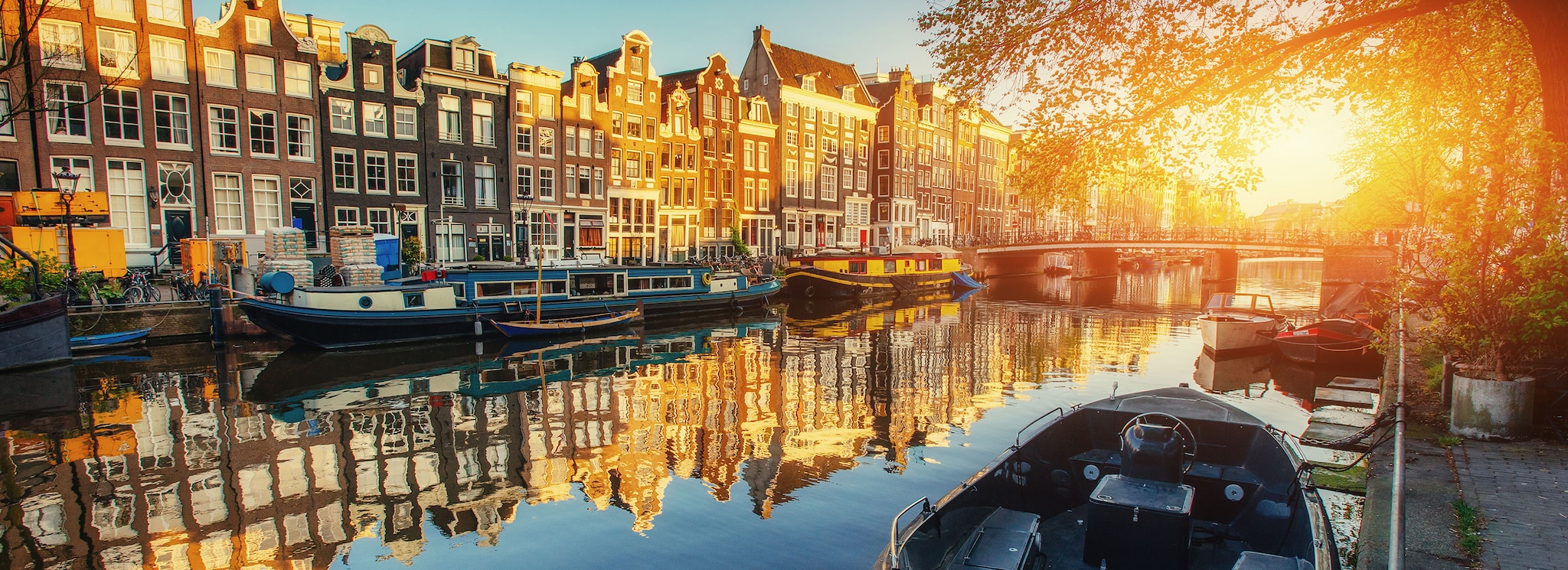 {"metadata_en_GB":{"alt-text":"View of sunset over canal in Amsterdam"},"metadata_en_AU":{"alt-text":"View of sunset over canal in Amsterdam"}}
