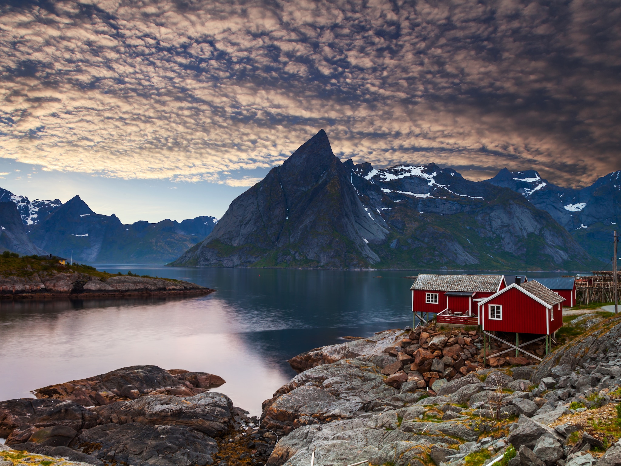 {"metadata_en_GB":{"alt-text":"Lake in Lofoten, Norway"},"metadata_en_AU":{"alt-text":"Lake in Lofoten, Norway"}}