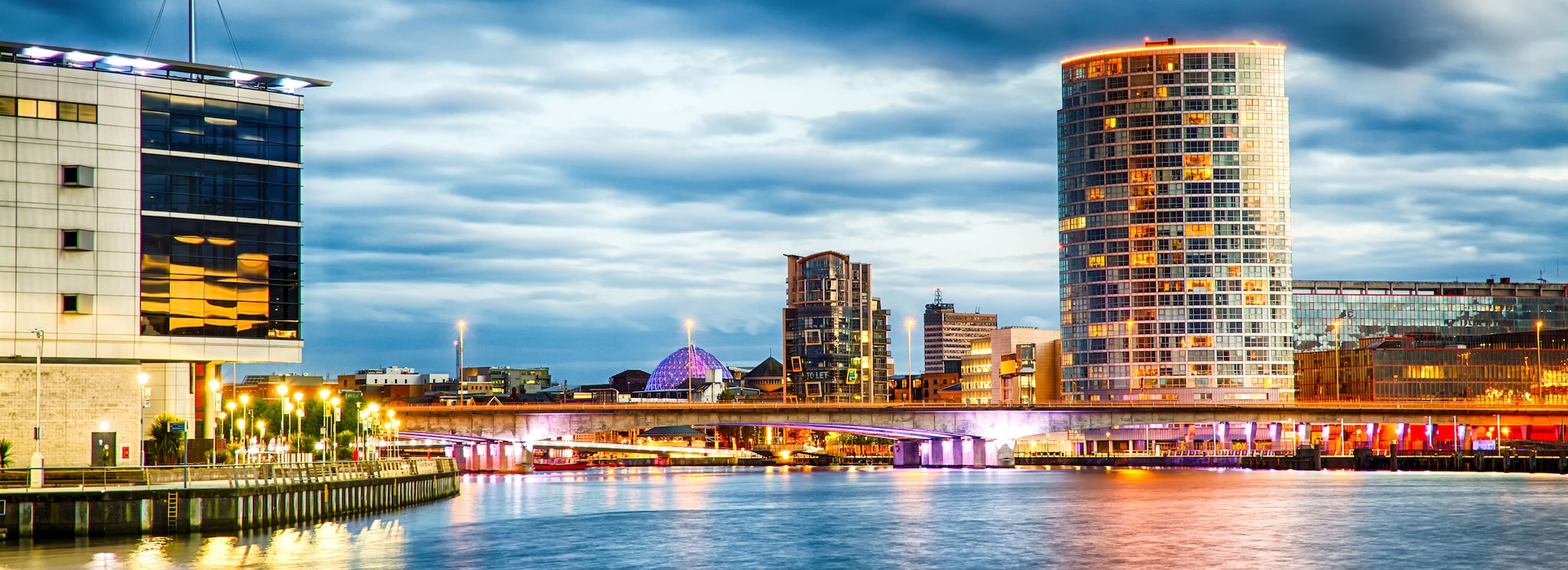 {"metadata_en_GB":{"alt-text":"Belfast waterfront"},"metadata_en_AU":{"alt-text":"Belfast waterfront"}}
