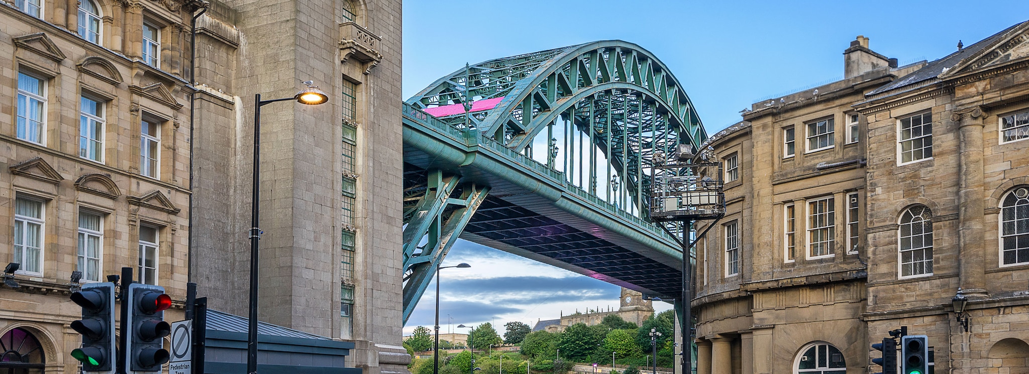 {"metadata_en_GB":{"alt-text":"Tyne Bridge, Newcastle"},"metadata_en_AU":{"alt-text":"Tyne Bridge, Newcastle"}}