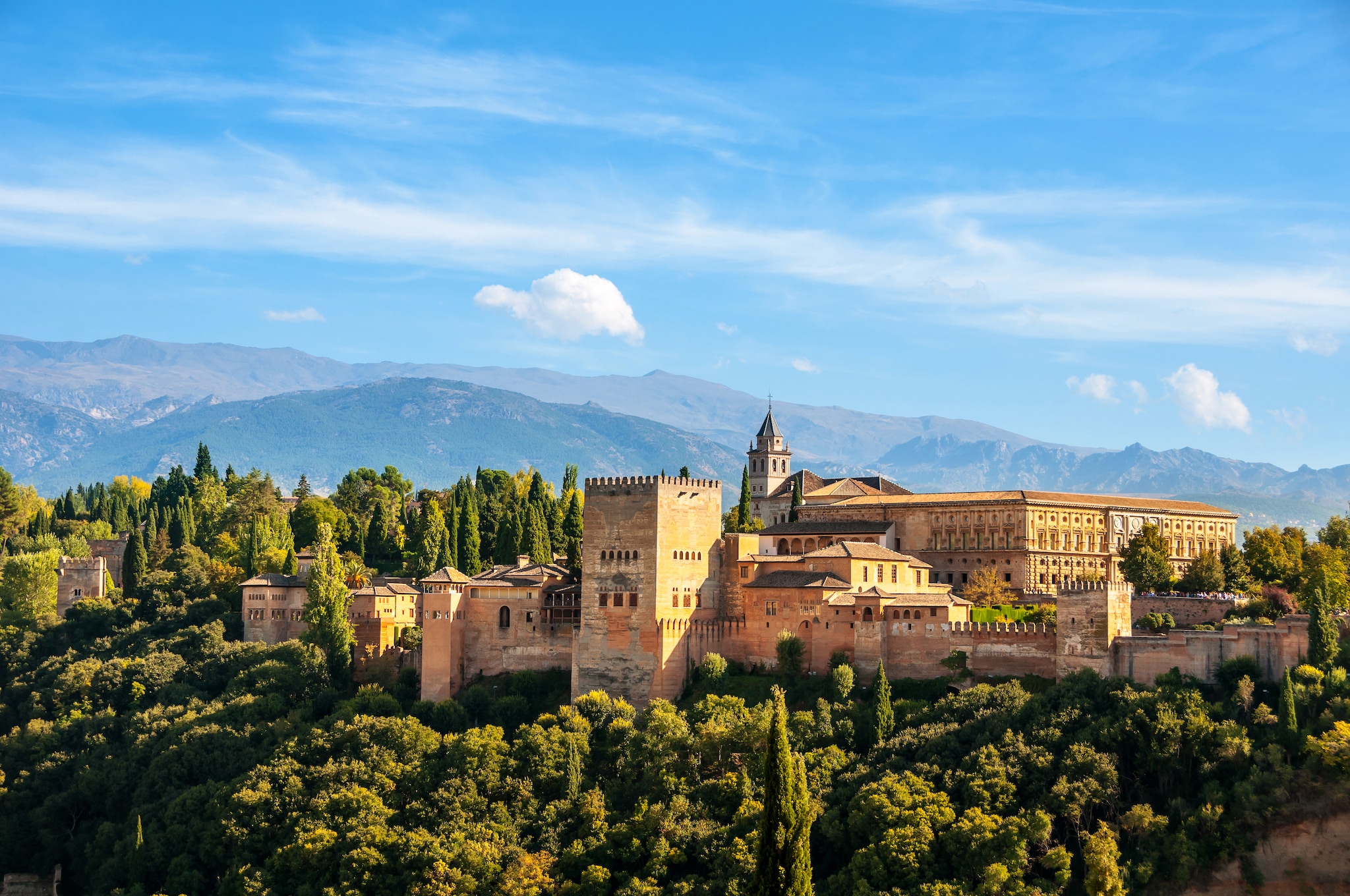 {"metadata_en_GB":{"alt-text":"Granada, Spain. Aerial view of Alhambra Palace in Granada, Spain with Sierra Nevada mountains at the background during the sunny day"}}