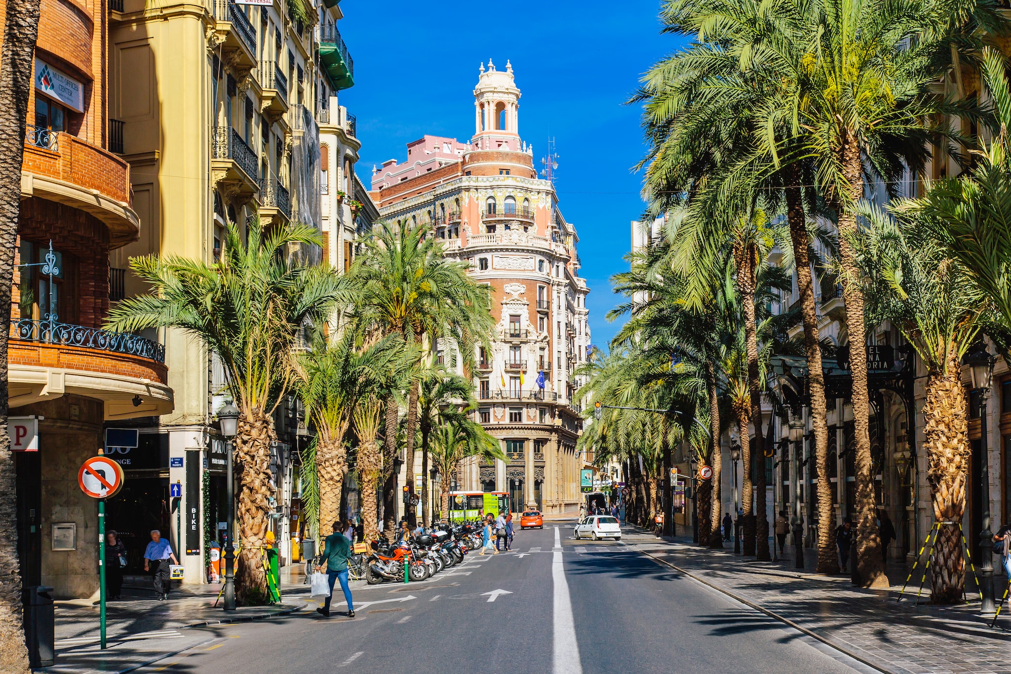 {"metadata_en_GB":{"alt-text":"Valencia, Spain"}}
