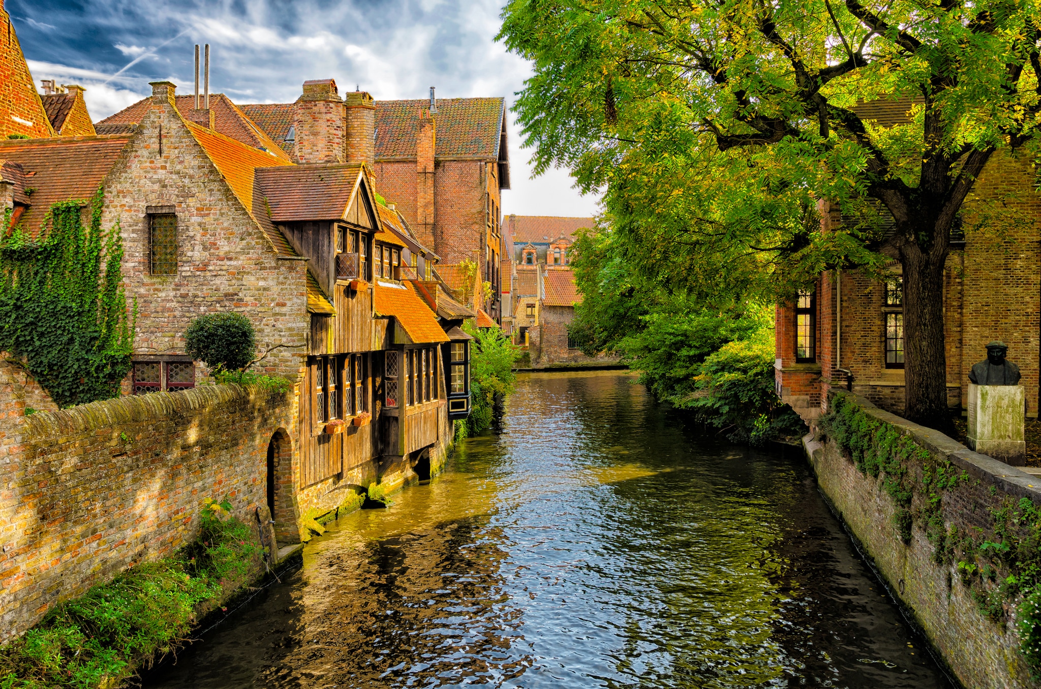 {"metadata_en_GB":{"alt-text":"Canal by the Bonifacius Hotel in Bruges, Belgium"},"metadata_en_AU":{"alt-text":"Canal by the Bonifacius Hotel in Bruges, Belgium"}}