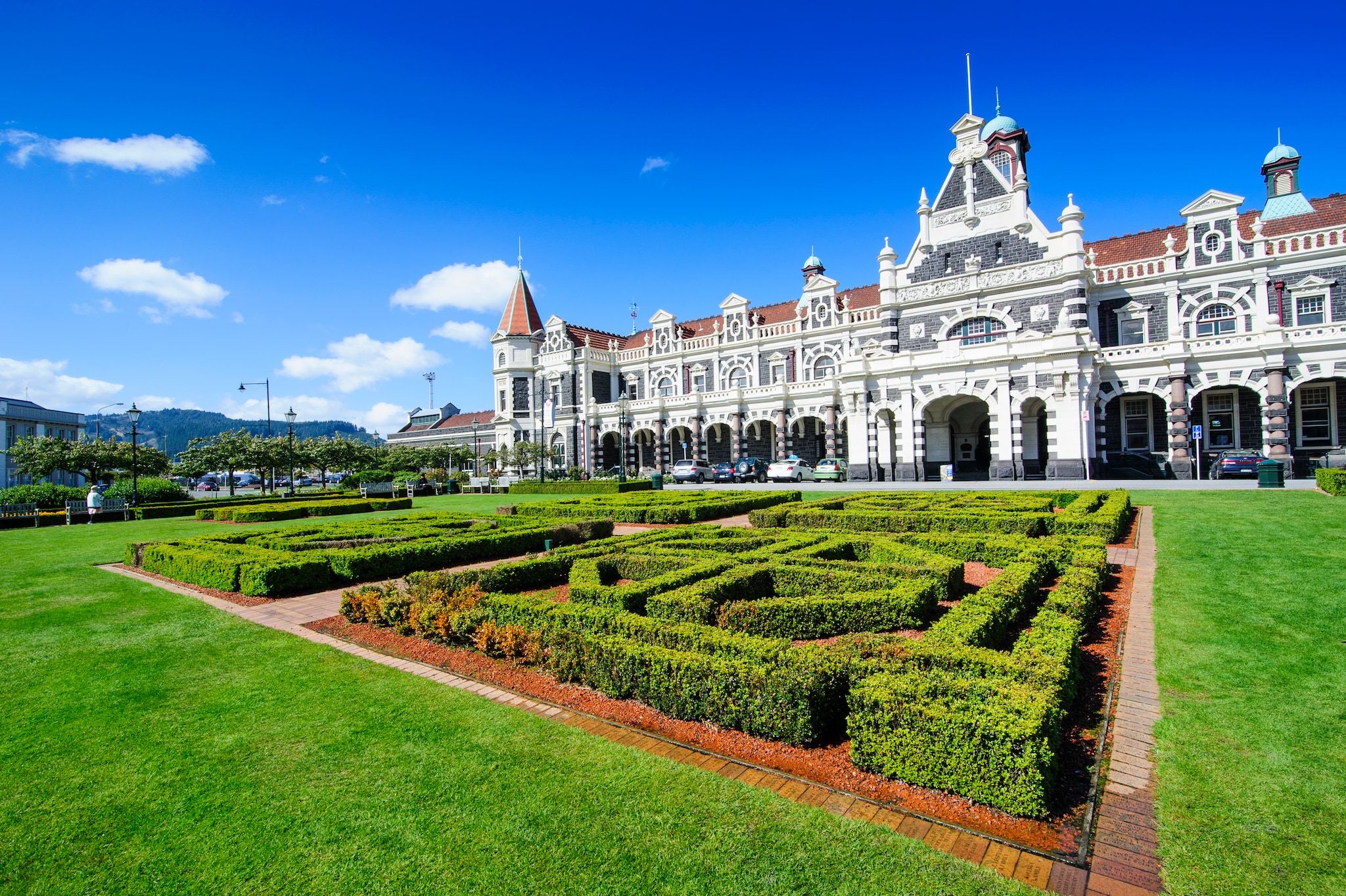 {"metadata_en_GB":{"alt-text":"Edwardian railway station, Dunedin, South Island, New Zealand"}}