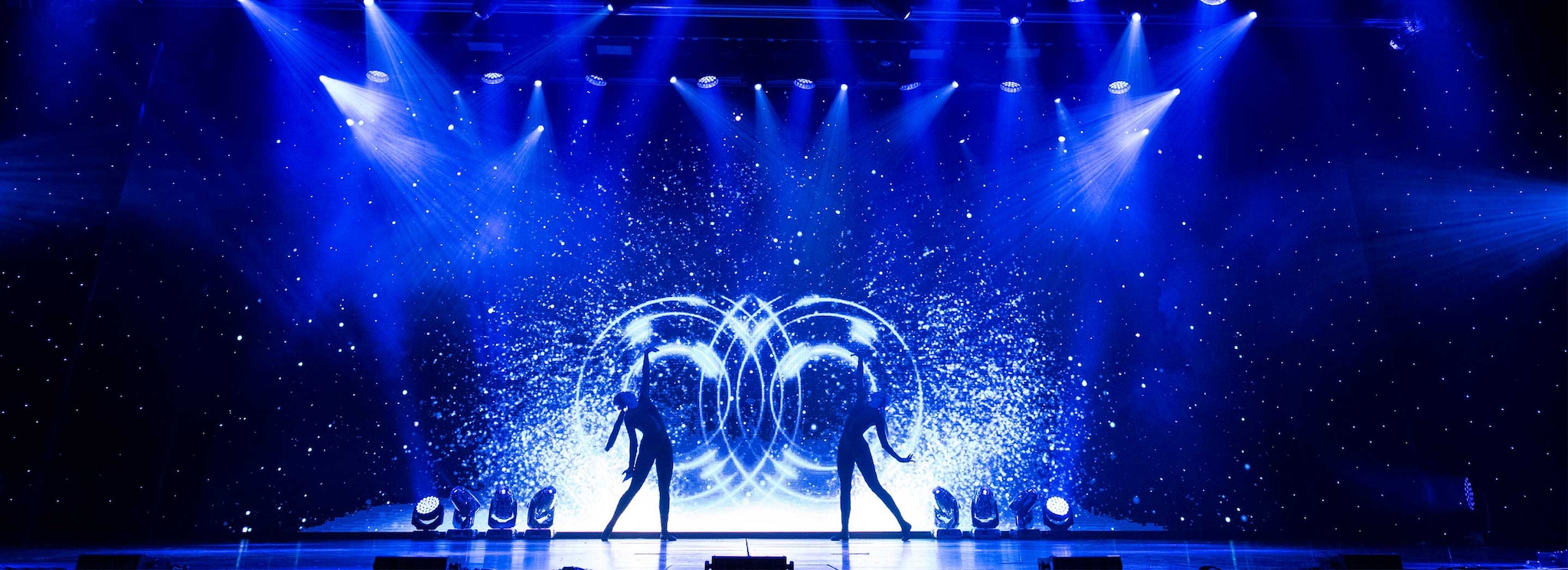 {"metadata_en_US":{"alt-text":"Theatre show with blue lighitng on board a P&O Cruises ship"}}