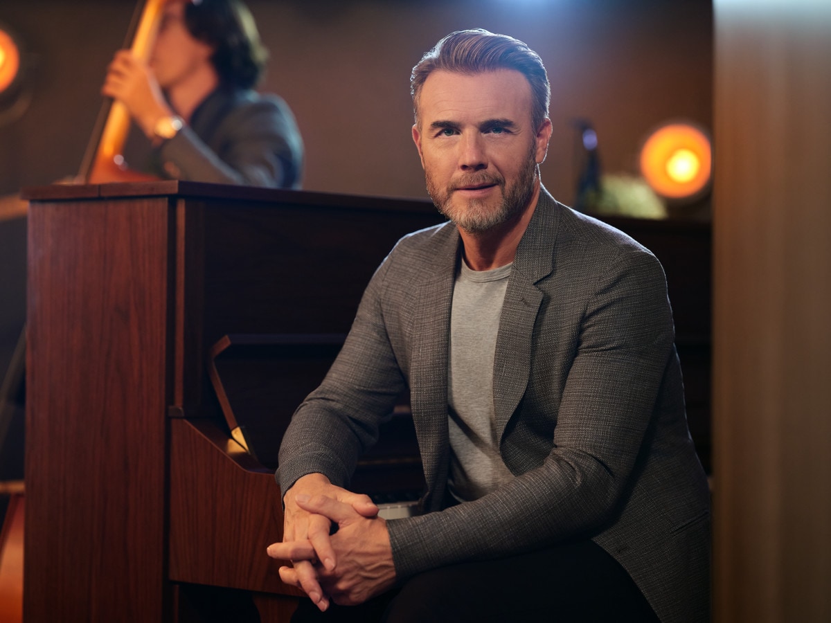 {"metadata_en_GB":{"alt-text":"Gary Barlow sat at piano smiling"},"metadata_en_AU":{"alt-text":"Gary Barlow sat at piano smiling"}}