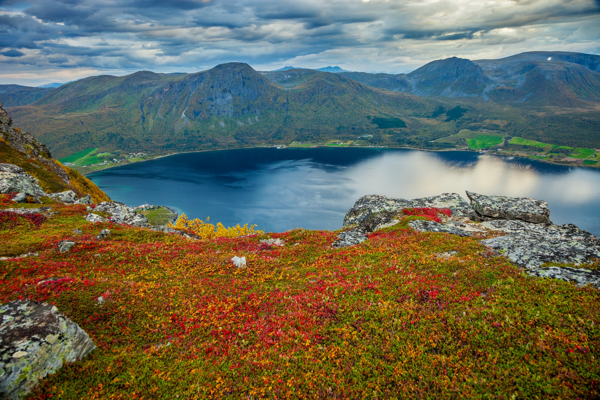 {"metadata_en_GB":{"alt-text":"Summit to Keipen mount over North Sea, The ocean north of Andenes, Aunfjellet, Harstad , Troms county, Norway"}}