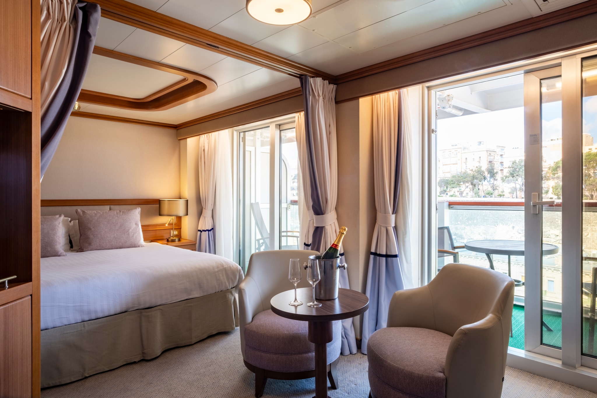 Suite, Azura