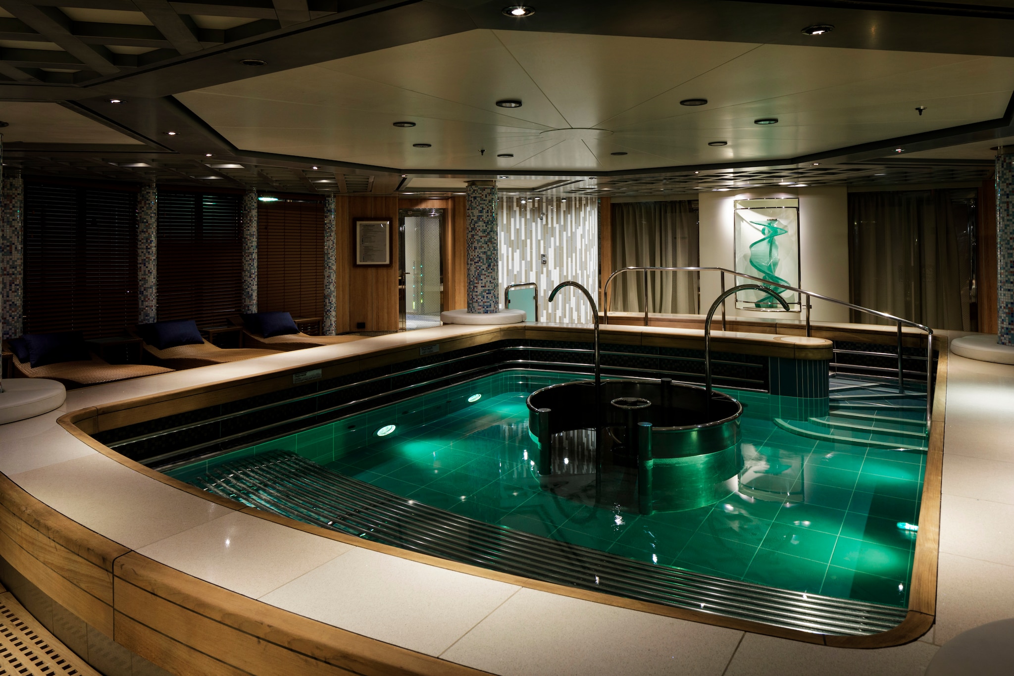 {"metadata_en_US":{"alt-text":"A spa pool on board P&O Cruises Arcadia"}}