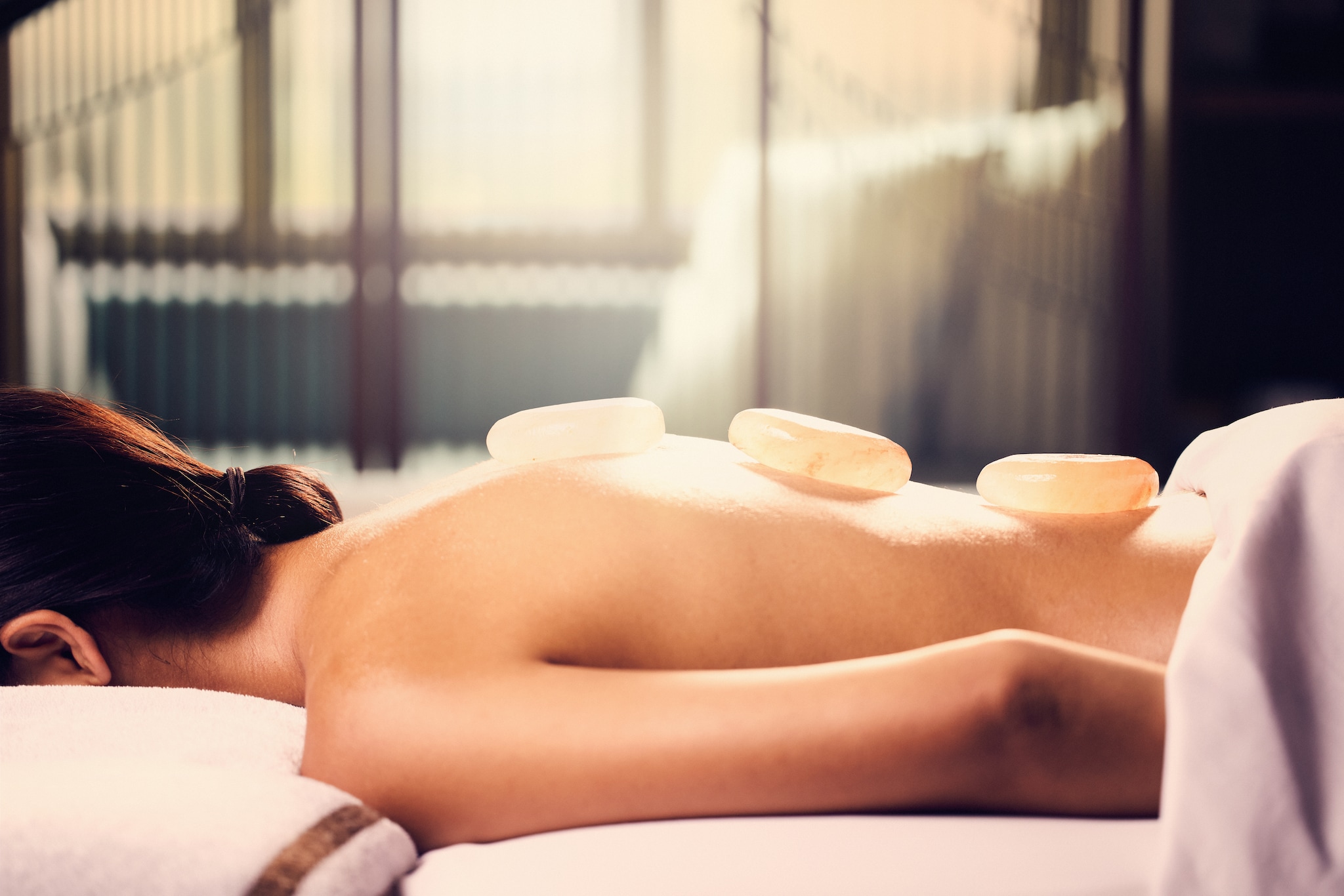{"metadata_en_US":{"alt-text":"A hot stone massage"}}