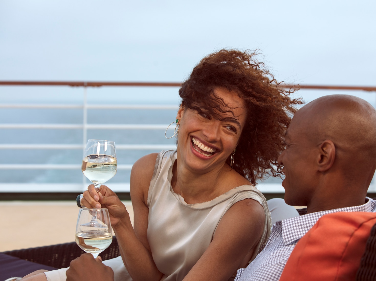 {"metadata_en_GB":{"alt-text":"Couple drinking wine on the deck of a P&O Cruises ship"}}