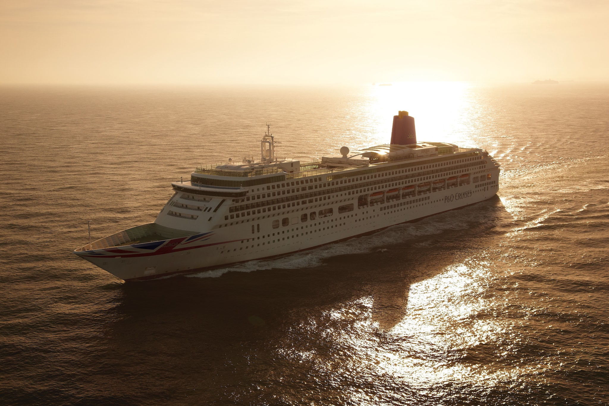 {"metadata_en_GB":{"alt-text":"P&O Cruises Ship, Aurora, at sea. Aurora is an Adult Only Cruise Ship"},"metadata_en_AU":{"alt-text":"P&O Cruises Ship, Aurora, at sea. Aurora is an Adult Only Cruise Ship"}}